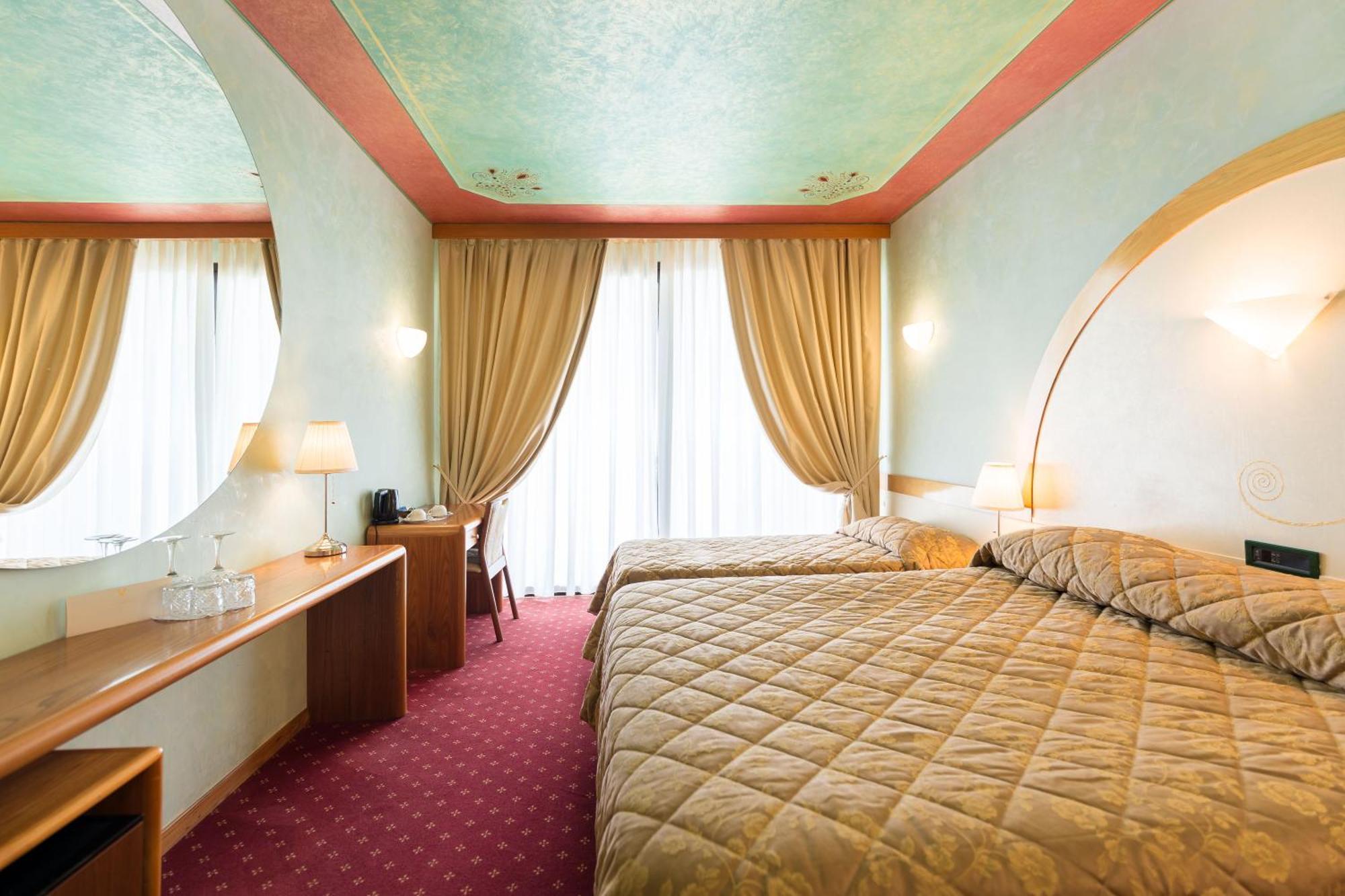 Hotel Aquila D'Oro Desenzano Desenzano del Garda Quarto foto